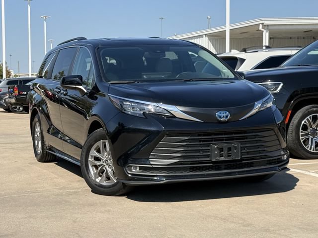 Used 2025 Toyota Sienna XLE FWD image 2