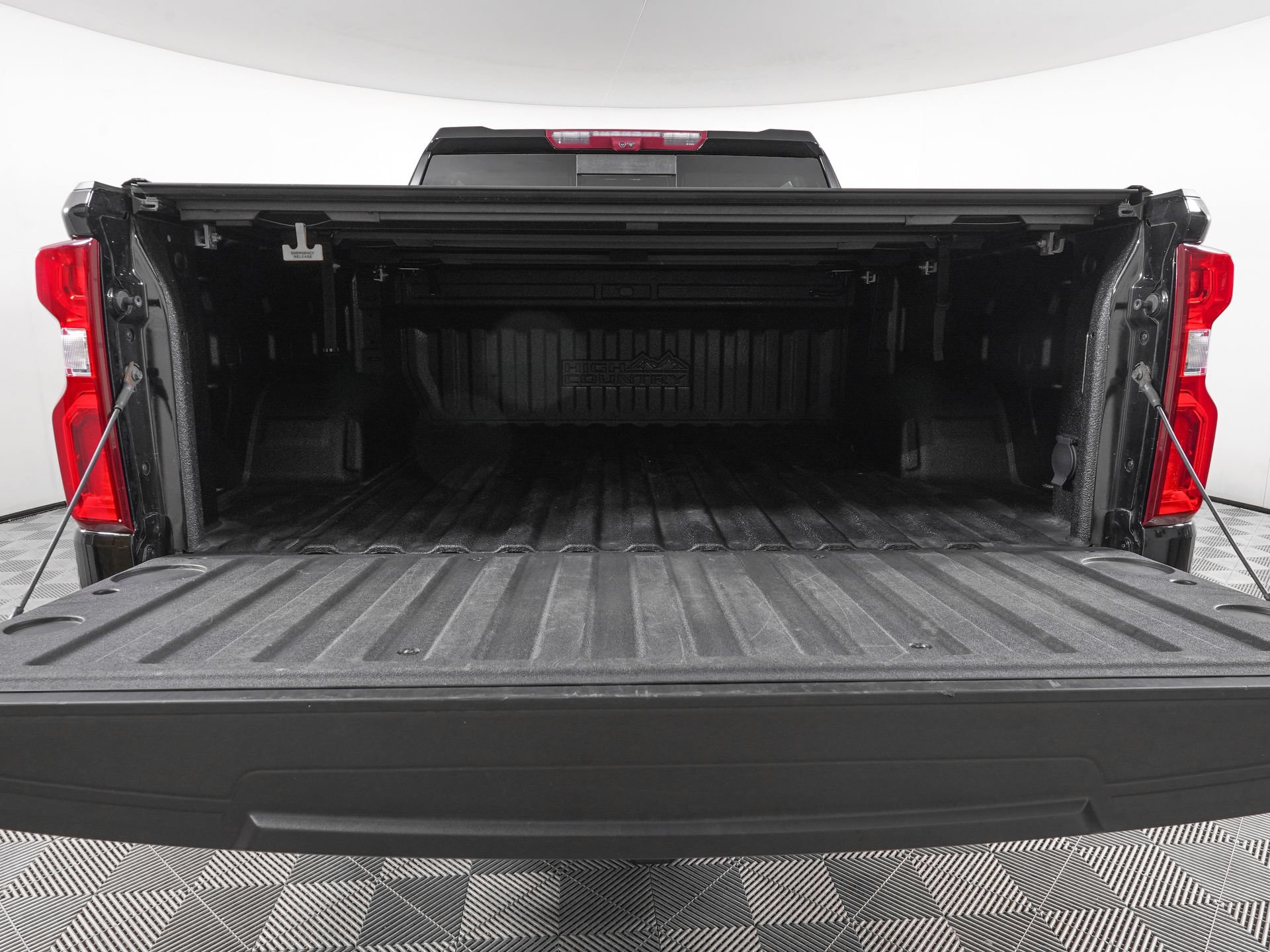Used 2024 Chevrolet Silverado 1500 High Country w/ High Country Premium Package AWD/4WD image 6