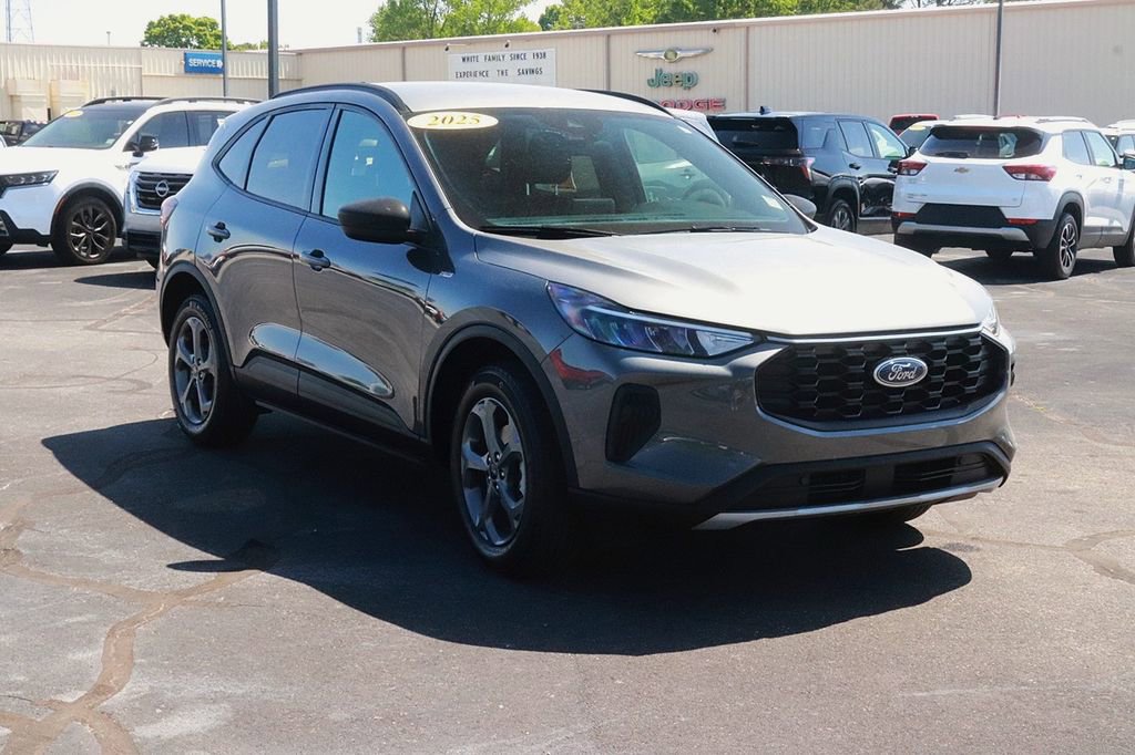 Used 2025 Ford Escape ST-Line AWD/4WD image 3