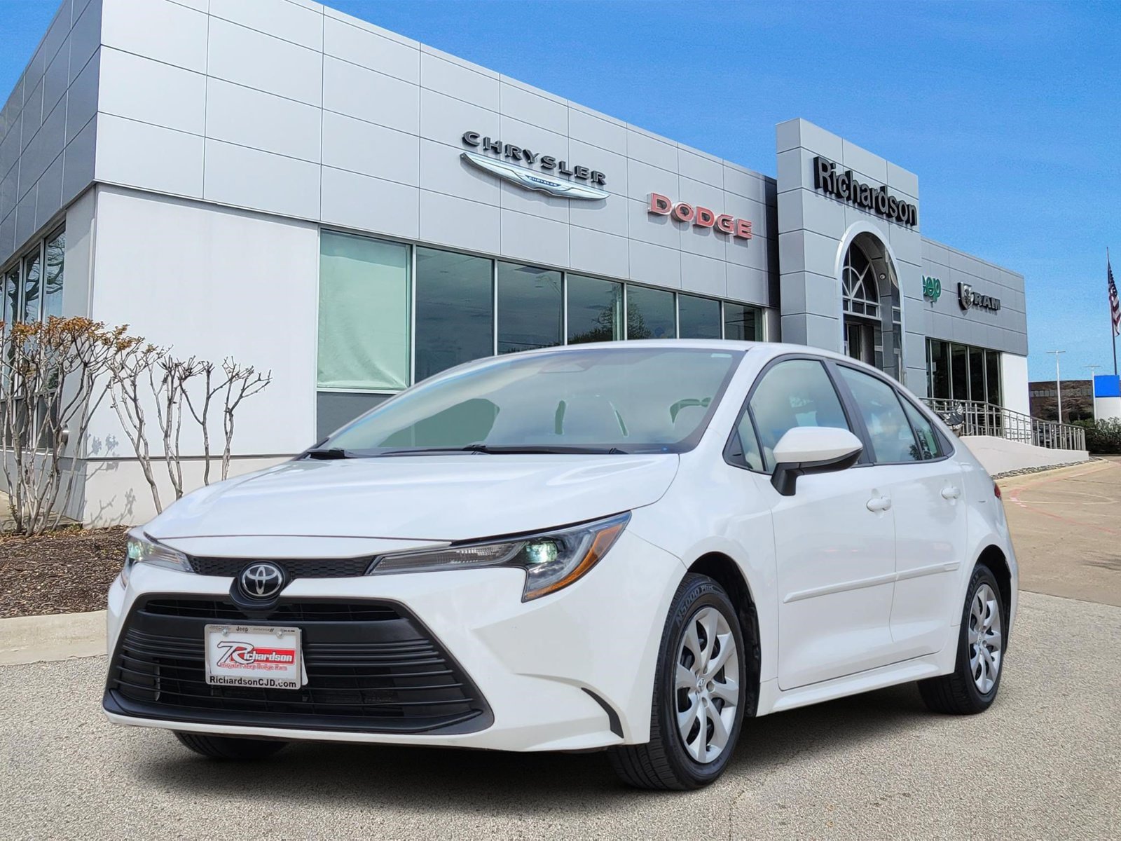 Used 2024 Toyota Corolla LE FWD image 2