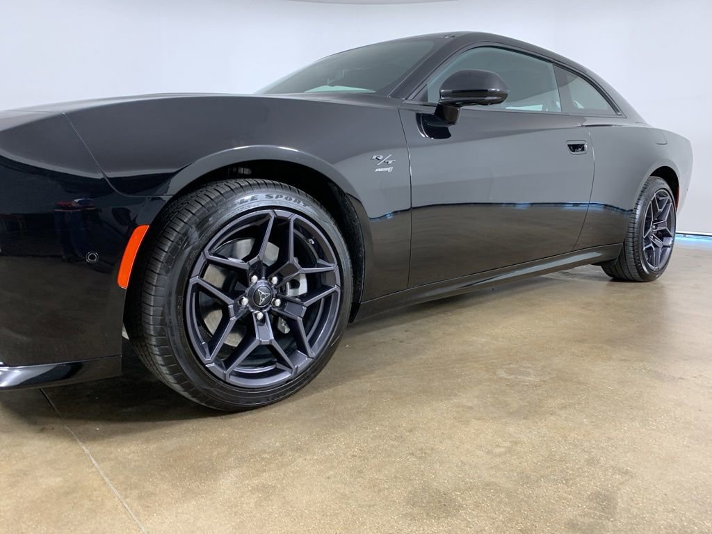 Used 2024 Dodge Charger Daytona R/T w/ Plus Group AWD/4WD image 2