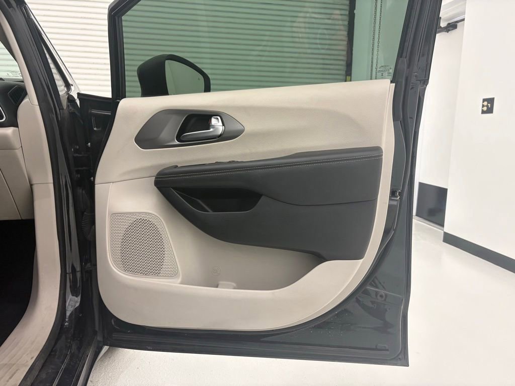 Used 2023 Chrysler Pacifica Touring-L FWD image 36