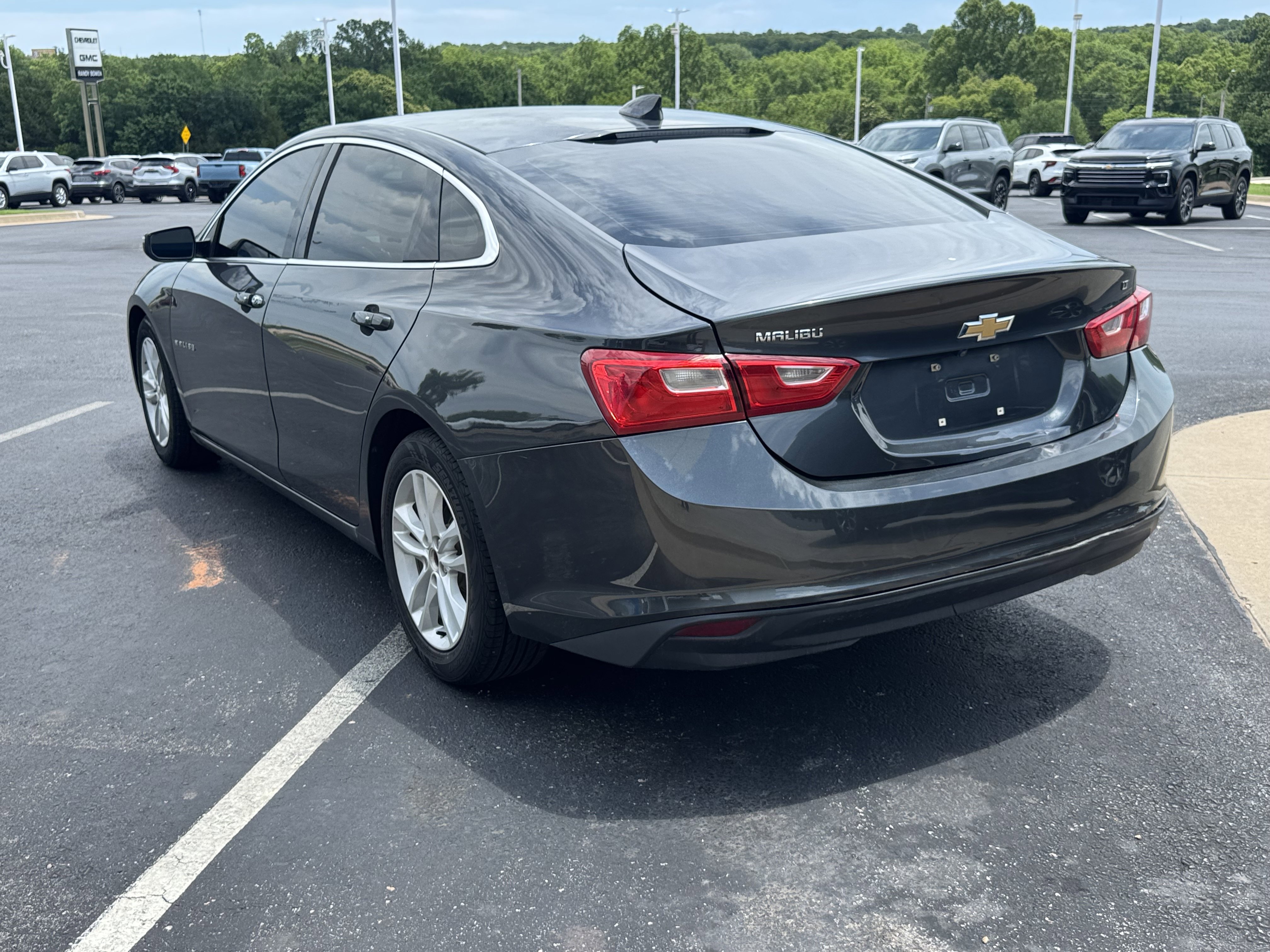 Used 2017 Chevrolet Malibu LT FWD image 3