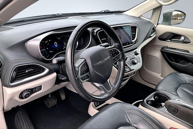 Used 2022 Chrysler Pacifica Touring-L w/ Uconnect Theater Family Group image 14