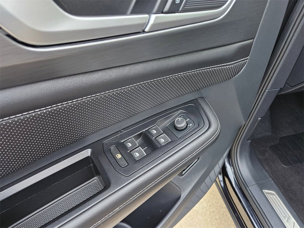 Used 2025 Volkswagen Atlas Cross Sport SE image 14