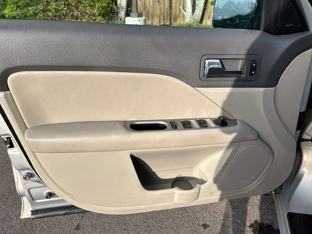 Used 2010 Ford Fusion SEL FWD image 16