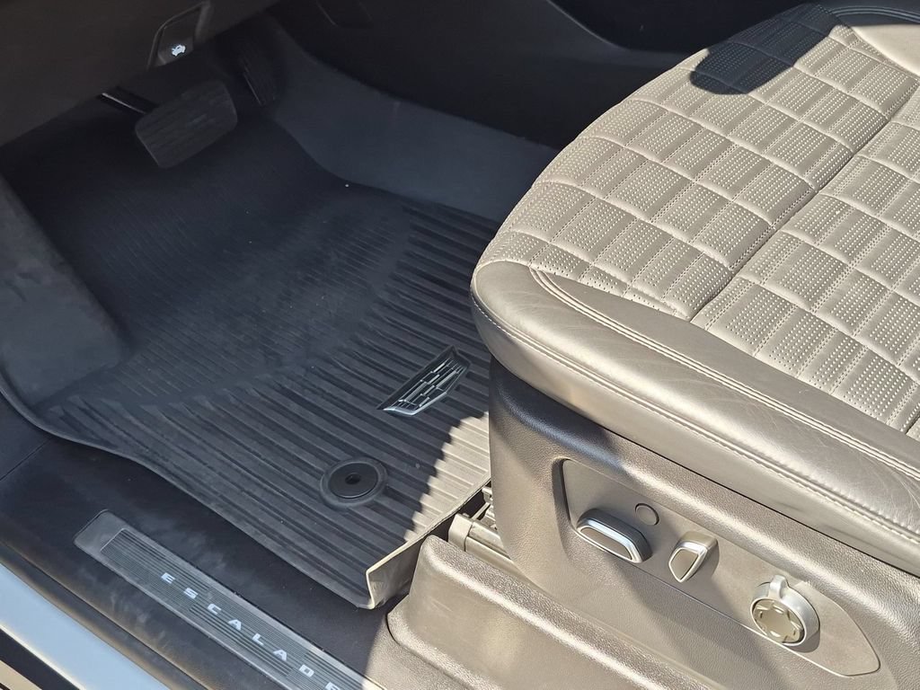 Certified 2024 Cadillac Escalade Sport Platinum w/ LPO, Floor Liner Package AWD/4WD image 28