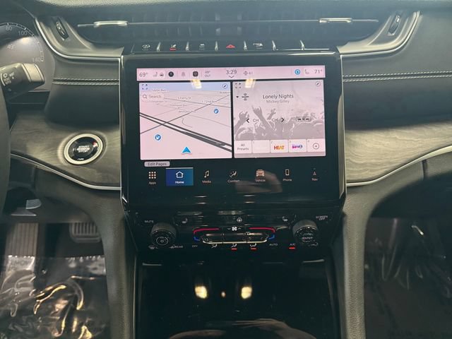 Used 2024 Jeep Grand Cherokee Limited w/ Black Appearance Package AWD/4WD image 6