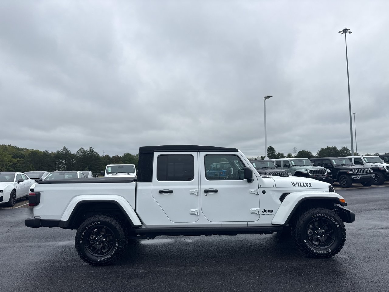 Used 2025 Jeep Gladiator Sport AWD/4WD image 2