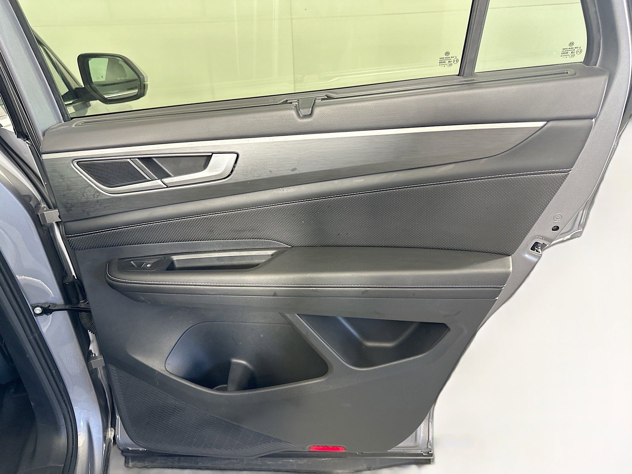 Used 2025 Volkswagen Atlas Cross Sport SE FWD image 31