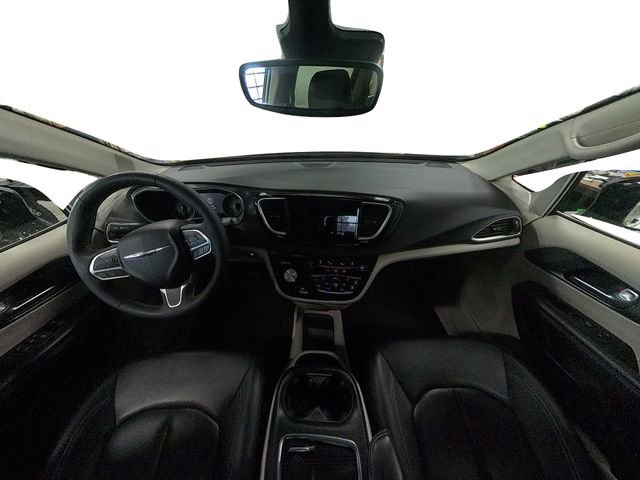 Used 2024 Chrysler Pacifica Touring-L image 35