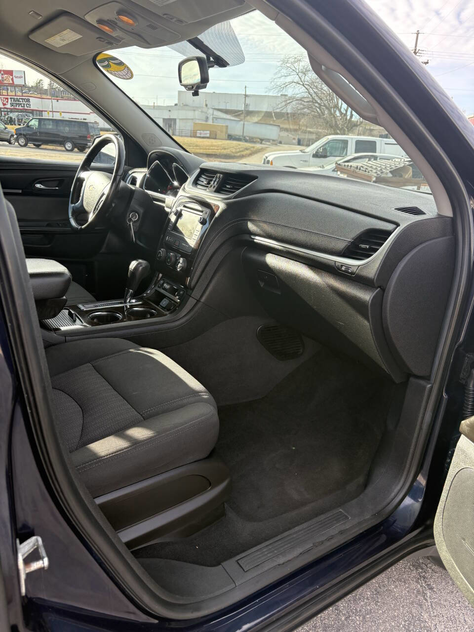 Used 2017 Chevrolet Traverse LT image 6