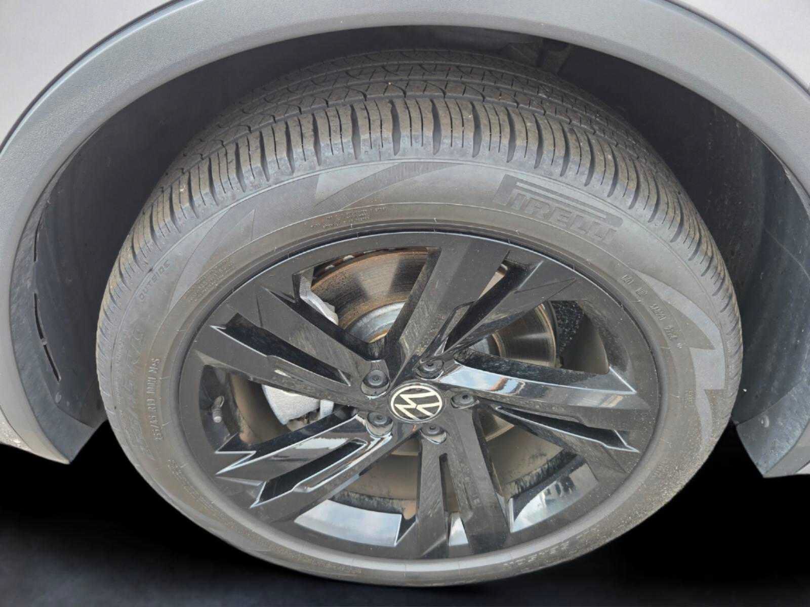Used 2024 Volkswagen Tiguan SE R-Line FWD image 9