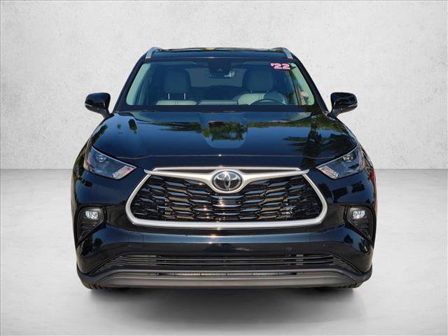 Used 2022 Toyota Highlander XLE FWD image 2