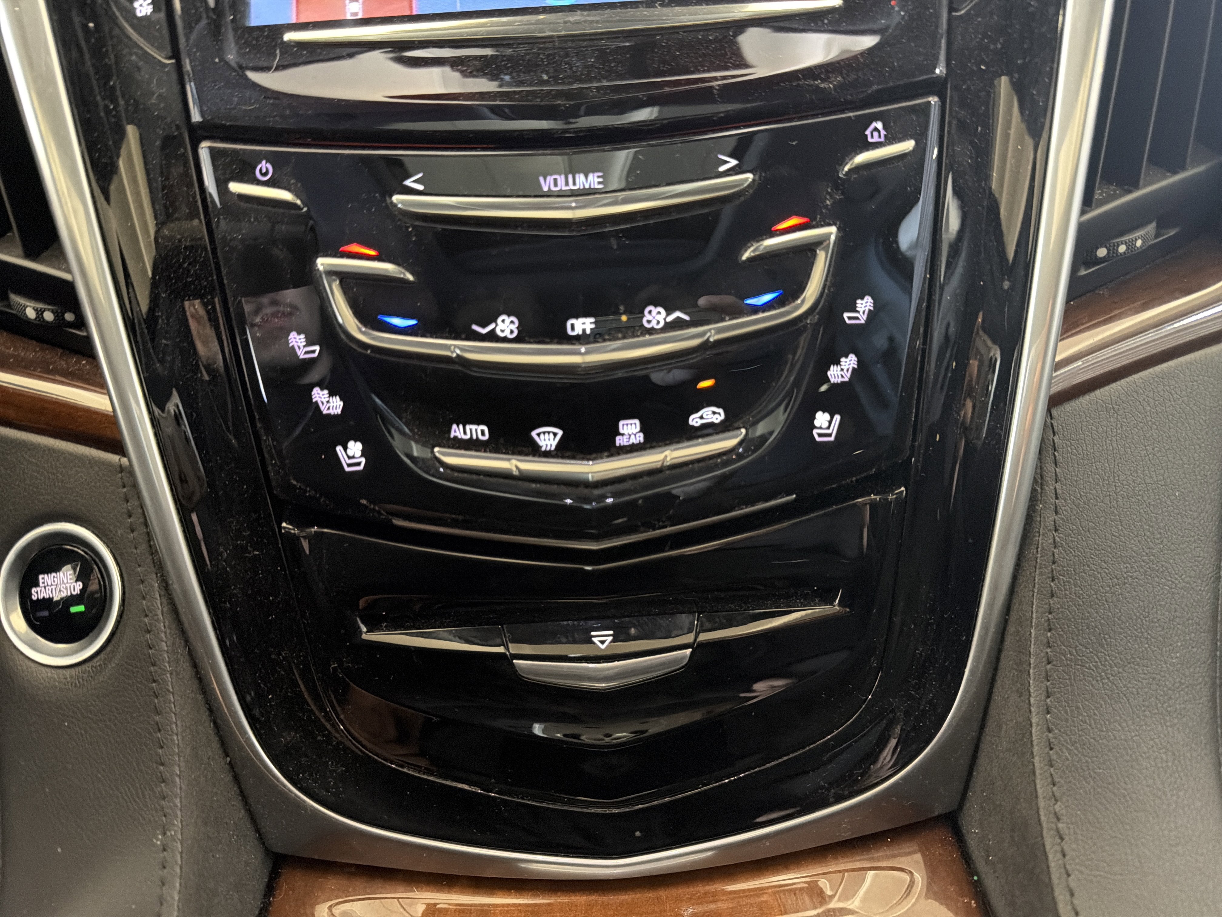 Used 2020 Cadillac Escalade Premium Luxury w/ Escalade Sport Edition image 20