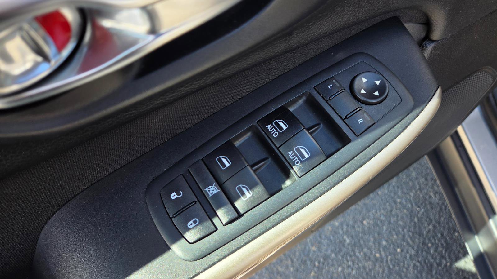 Used 2017 Jeep Cherokee Latitude w/ Safety/Convenience Group image 18