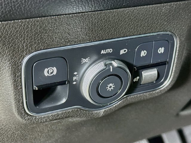 Used 2020 Mercedes-Benz GLB 250 4MATIC image 16