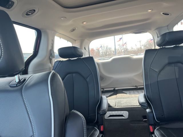 Used 2023 Chrysler Pacifica Limited image 21