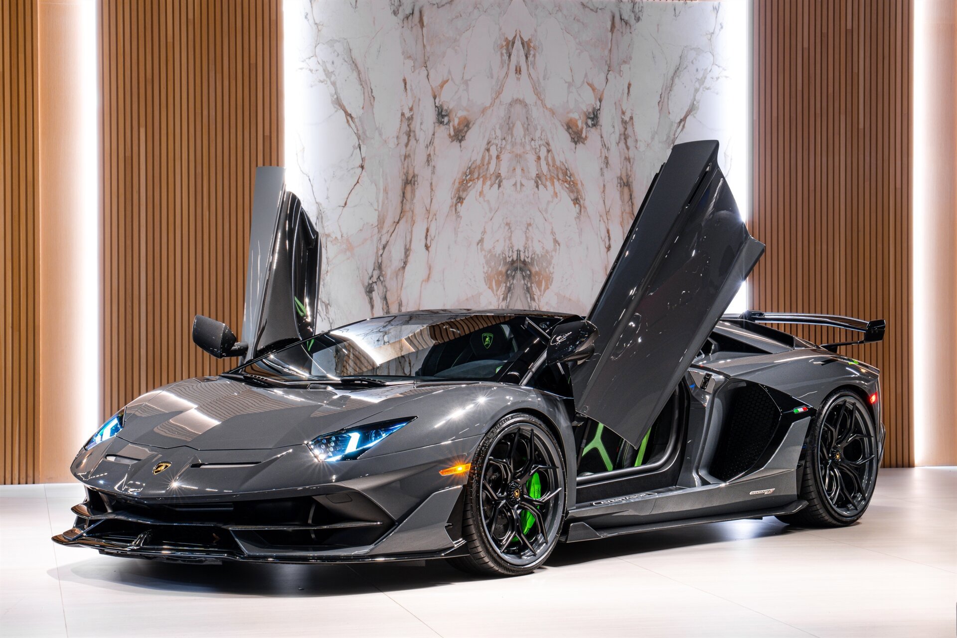 Used 2020 Lamborghini Aventador SVJ AWD/4WD image 2
