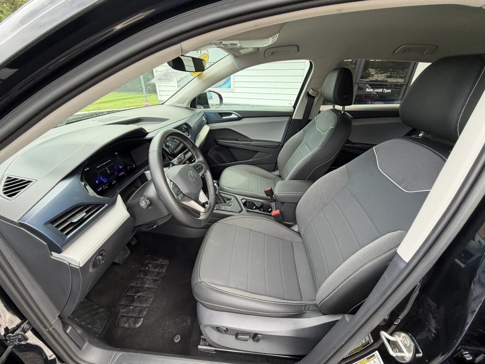 Used 2024 Volkswagen Taos SE FWD image 9