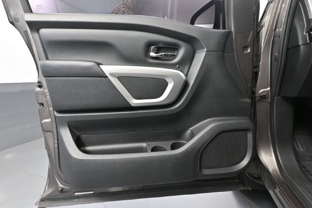 Used 2018 Nissan Titan SV AWD/4WD image 14