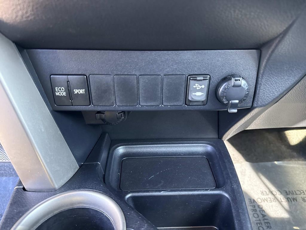 Used 2015 Toyota RAV4 LE image 31