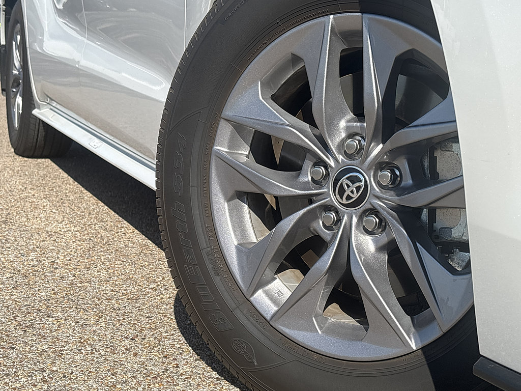 Used 2026 Toyota Sienna XLE FWD image 2