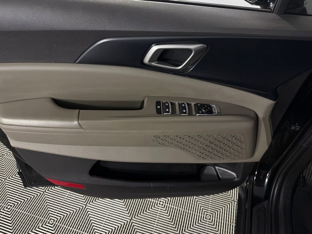 Used 2025 Kia Carnival image 25