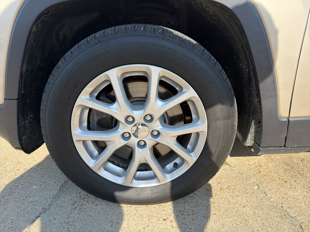 Used 2015 Jeep Cherokee Latitude FWD image 9