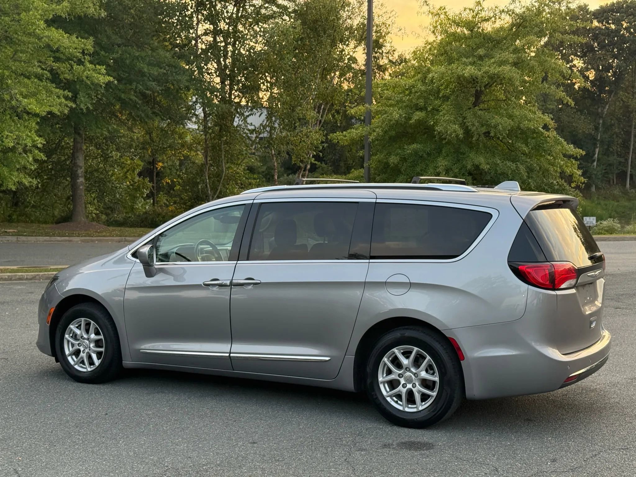 Used 2020 Chrysler Pacifica Touring-L image 10