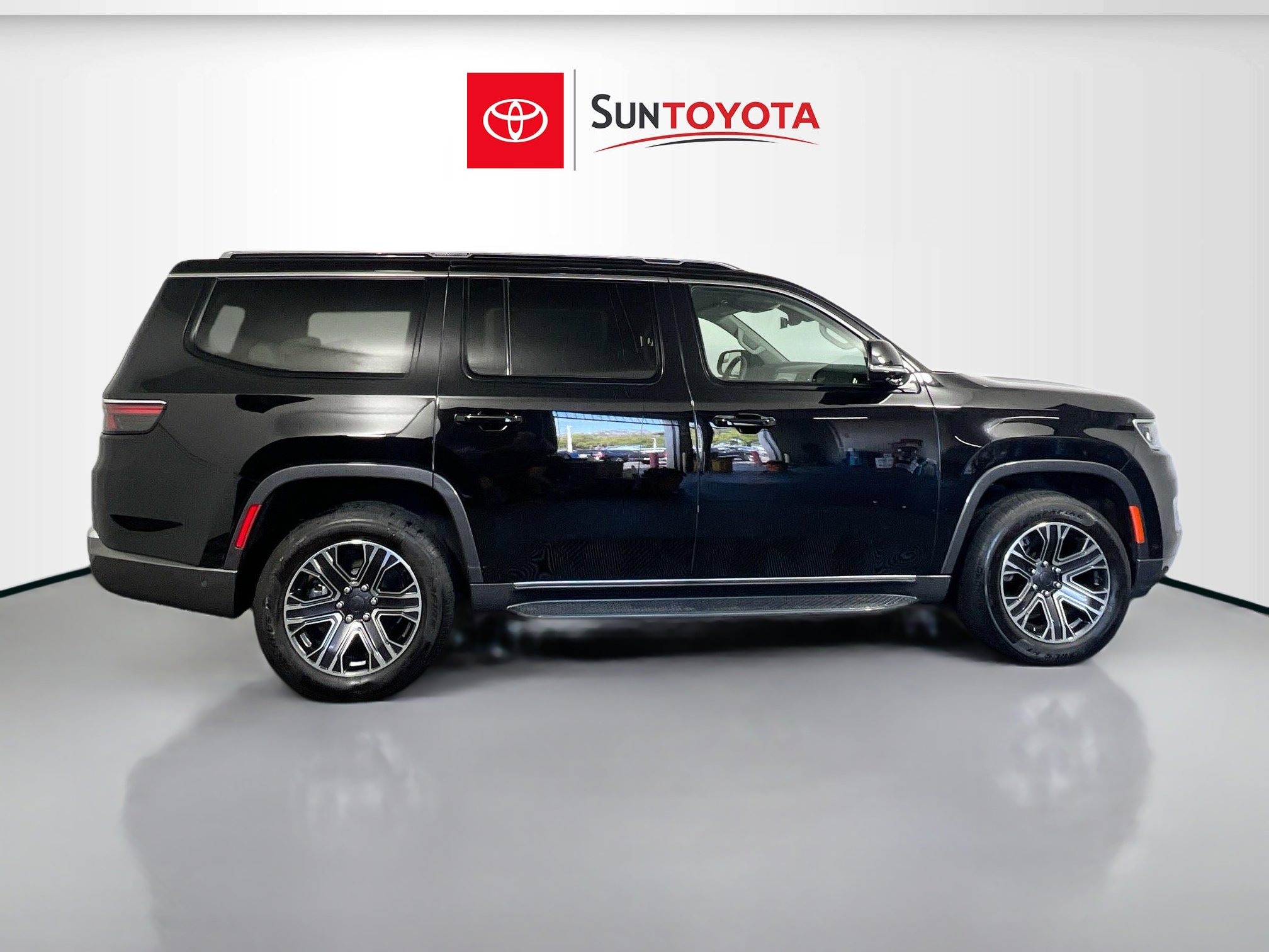 Used 2022 Jeep Wagoneer Series III w/ Convenience Group I image 2