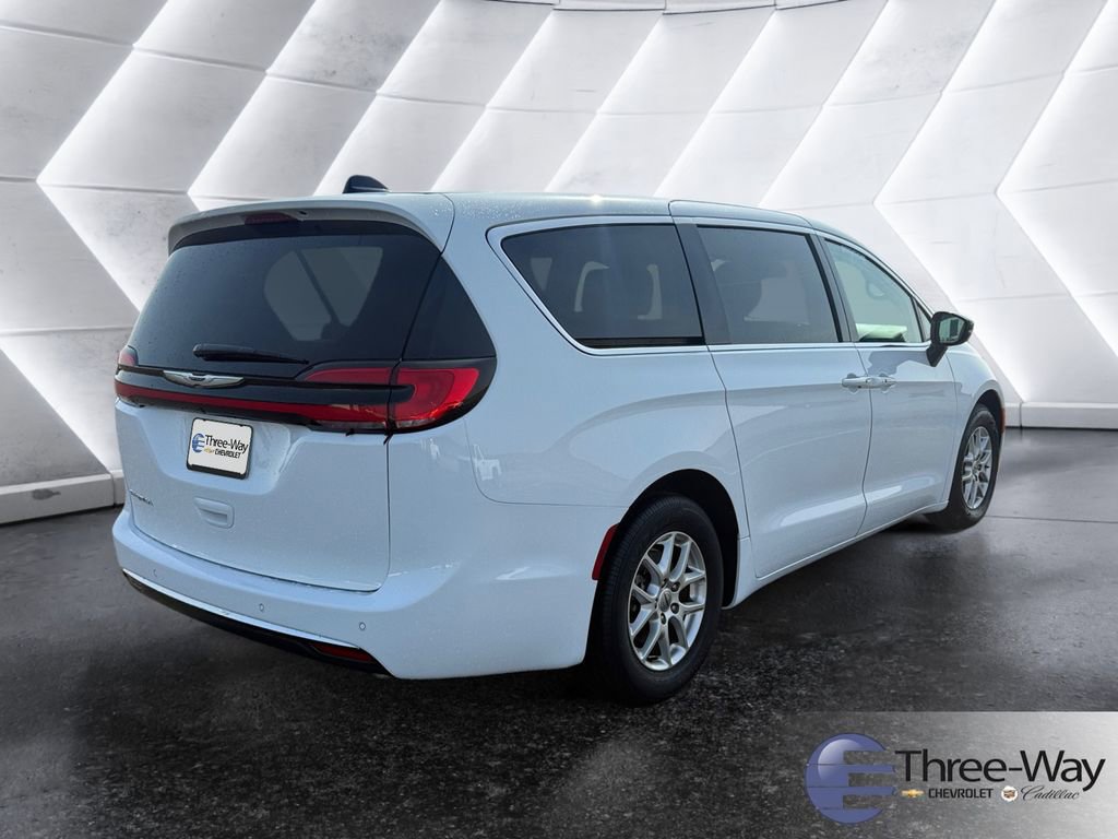 Used 2024 Chrysler Pacifica Touring-L image 5