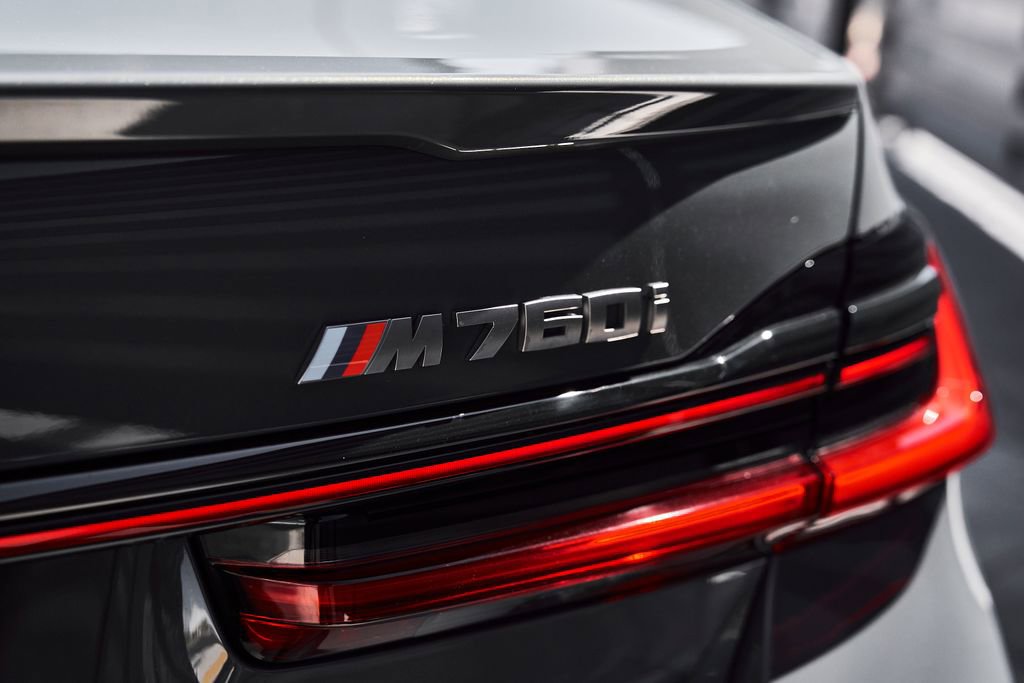 Used 2022 BMW M760i xDrive w/ Luxury Rear Seating Package image 10