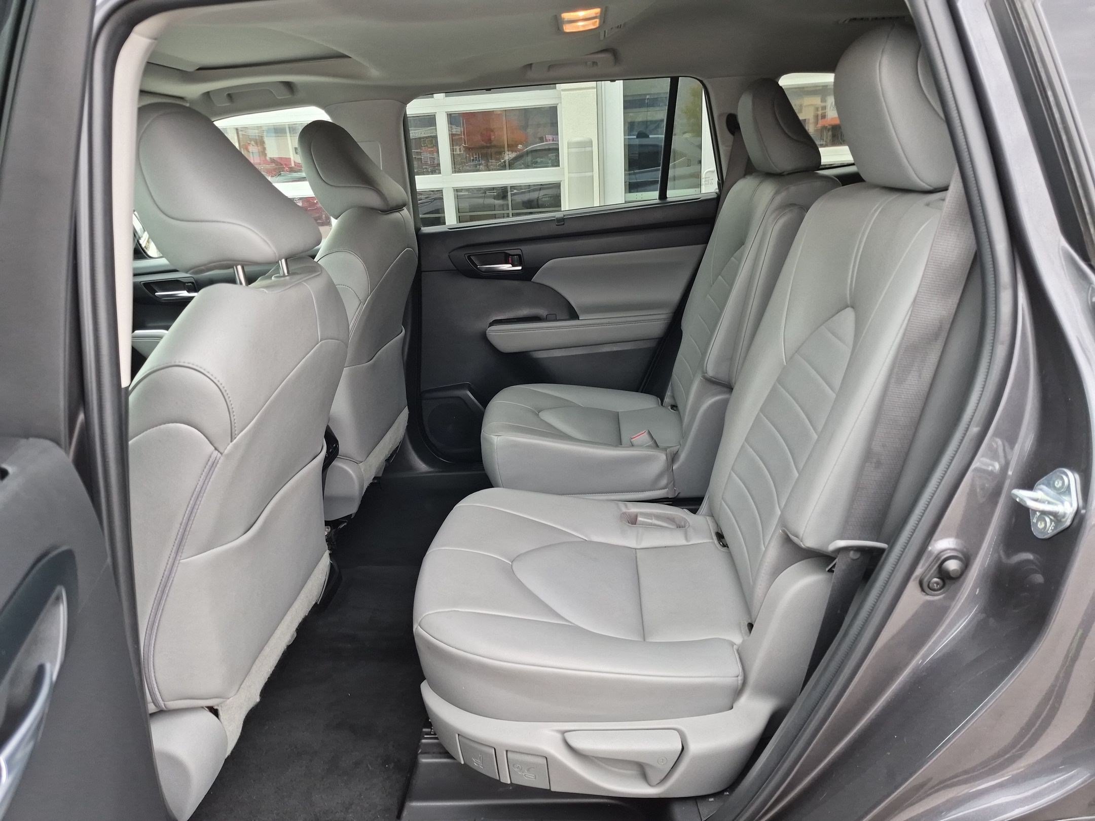 Used 2022 Toyota Highlander XLE AWD/4WD image 30