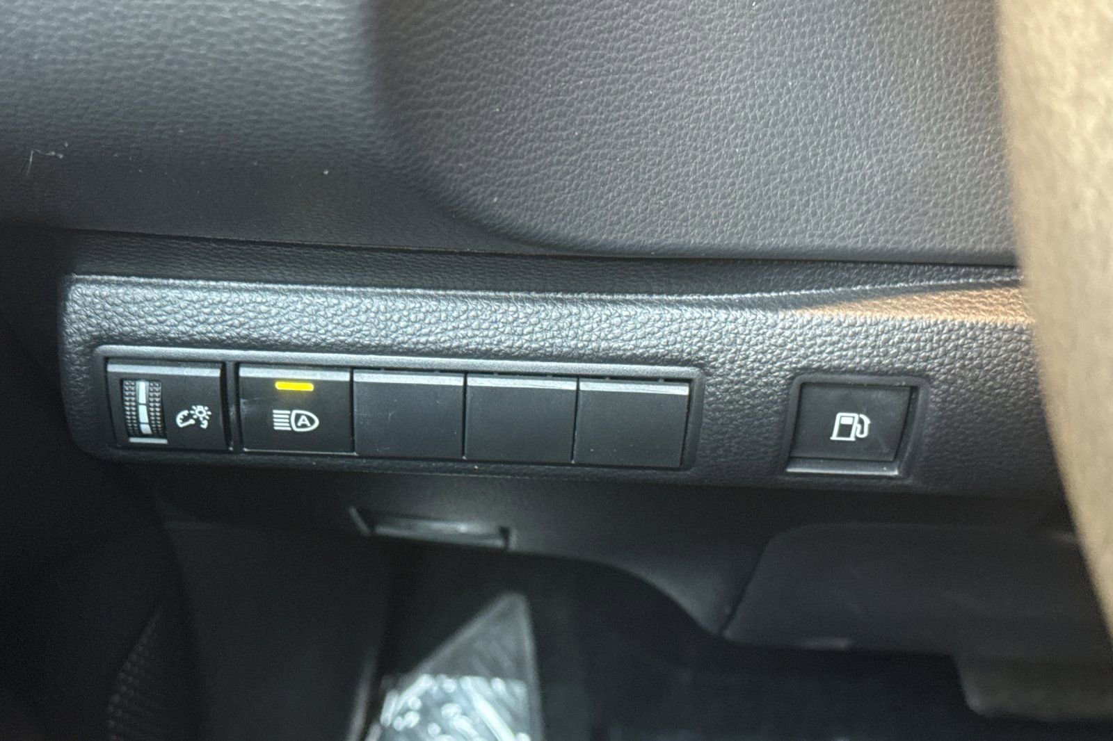 Used 2024 Toyota Corolla LE w/ LE Convenience Package FWD image 33
