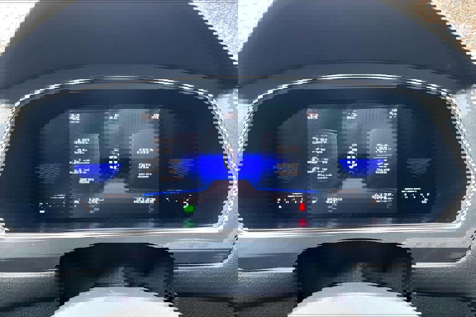 Used 2022 Volkswagen Tiguan SE w/ Panoramic Sunroof Package image 26