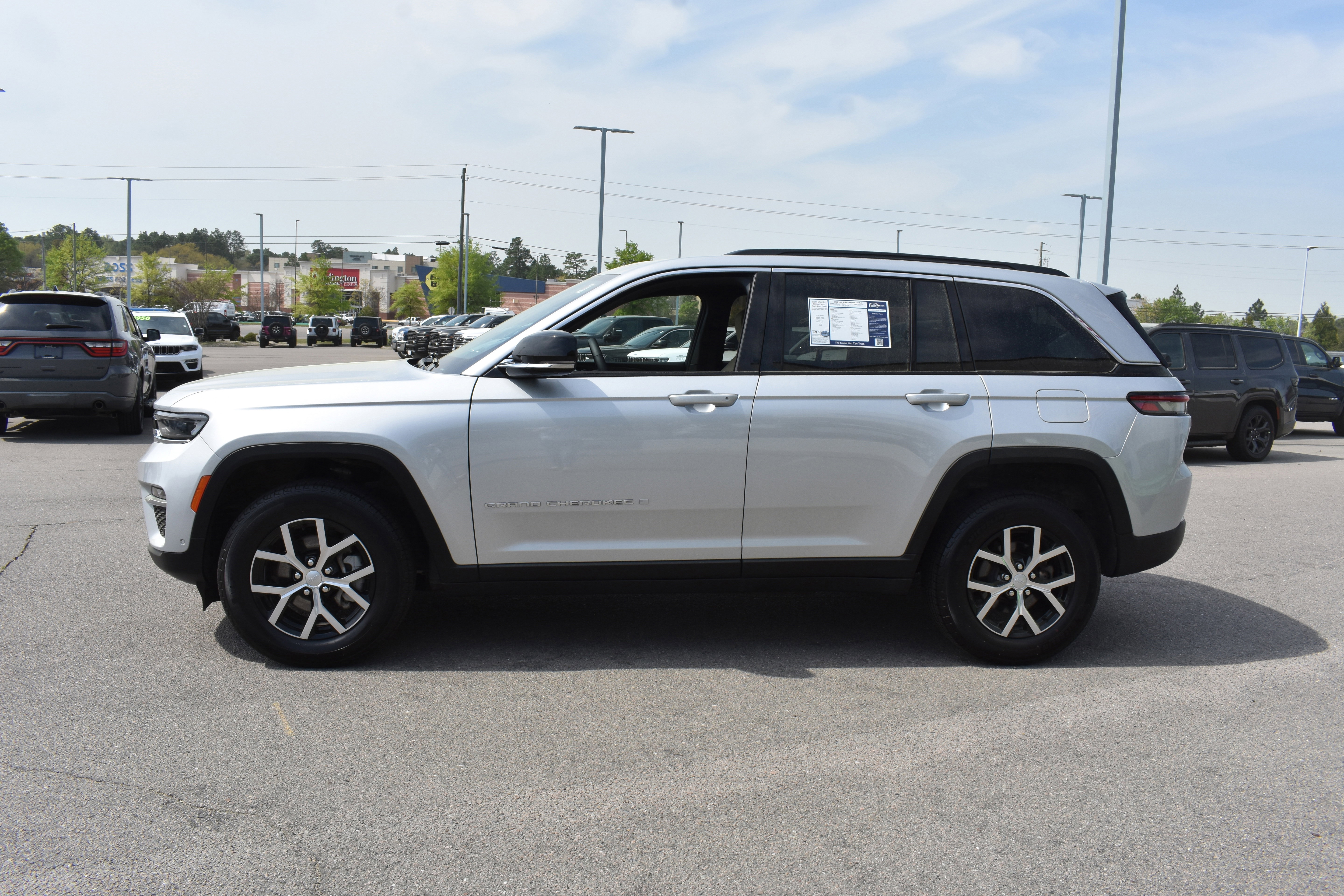 Used 2025 Jeep Grand Cherokee Limited w/ Luxury Tech Group II image 6