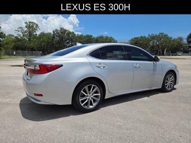 Used 2017 Lexus ES 300h w/ Luxury Package FWD image 3
