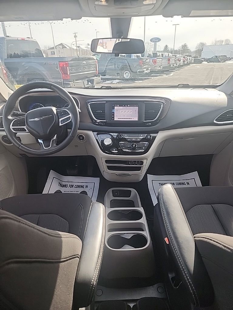 Used 2022 Chrysler Voyager LX image 13