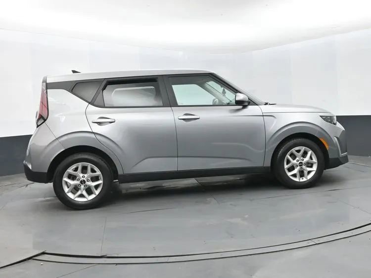 Used 2025 Kia Soul LX w/ LX Technology Package image 4