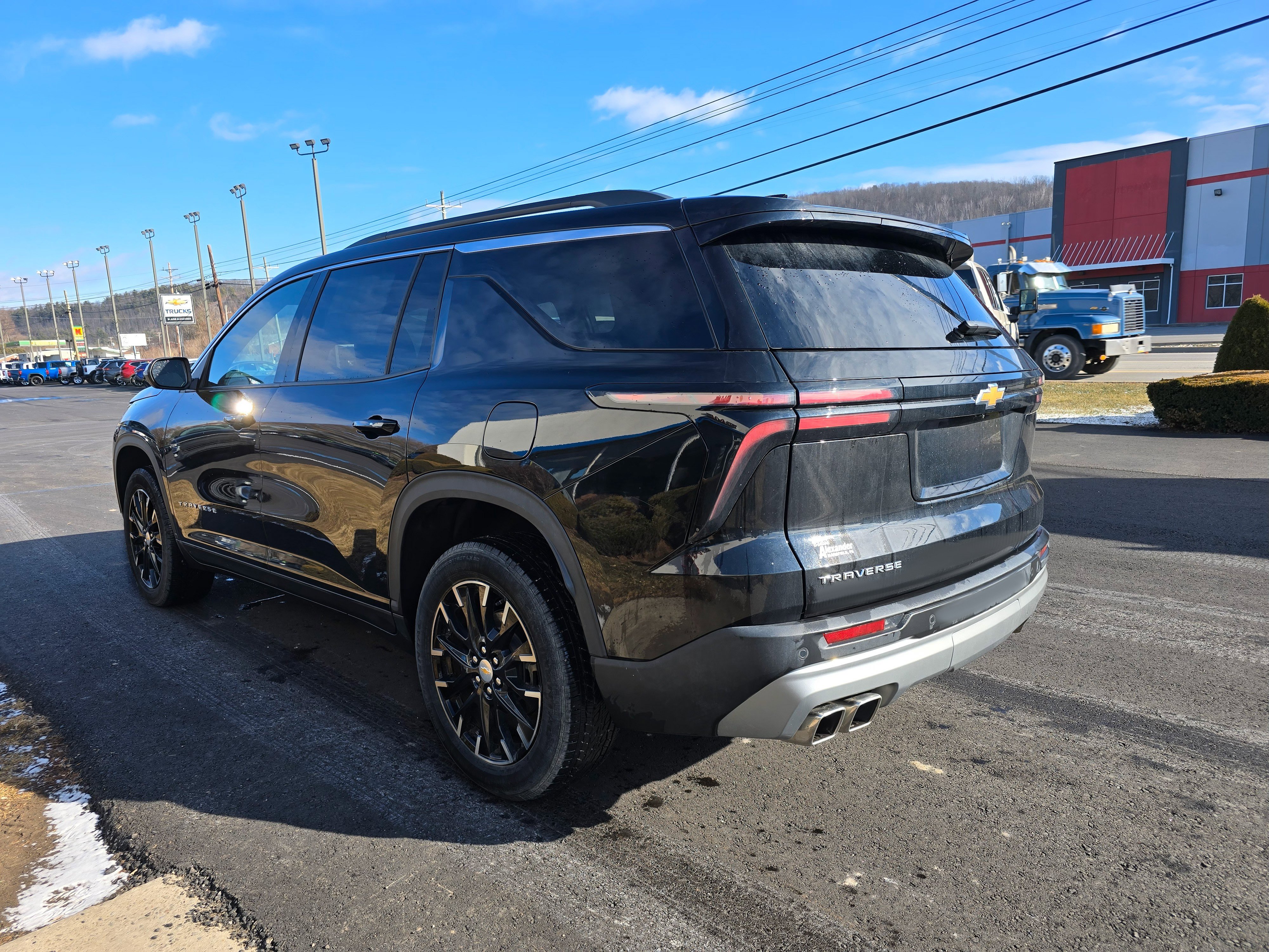 Used 2025 Chevrolet Traverse LT w/ Sun and Wheel Package image 12