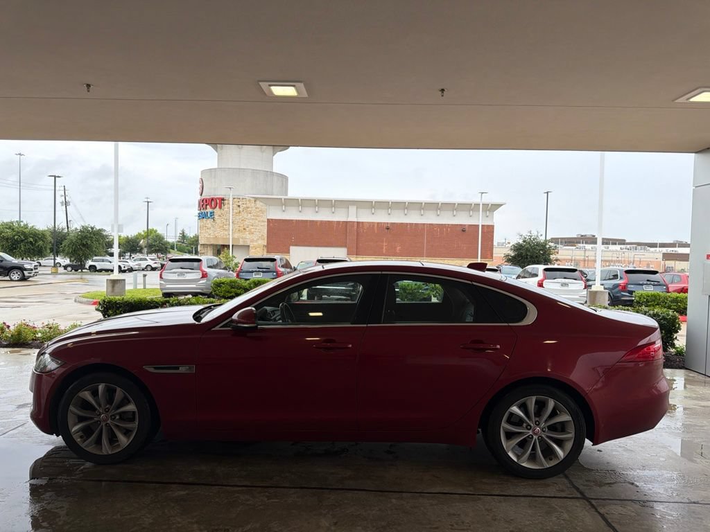 Used 2018 Jaguar XF Premium AWD/4WD image 2