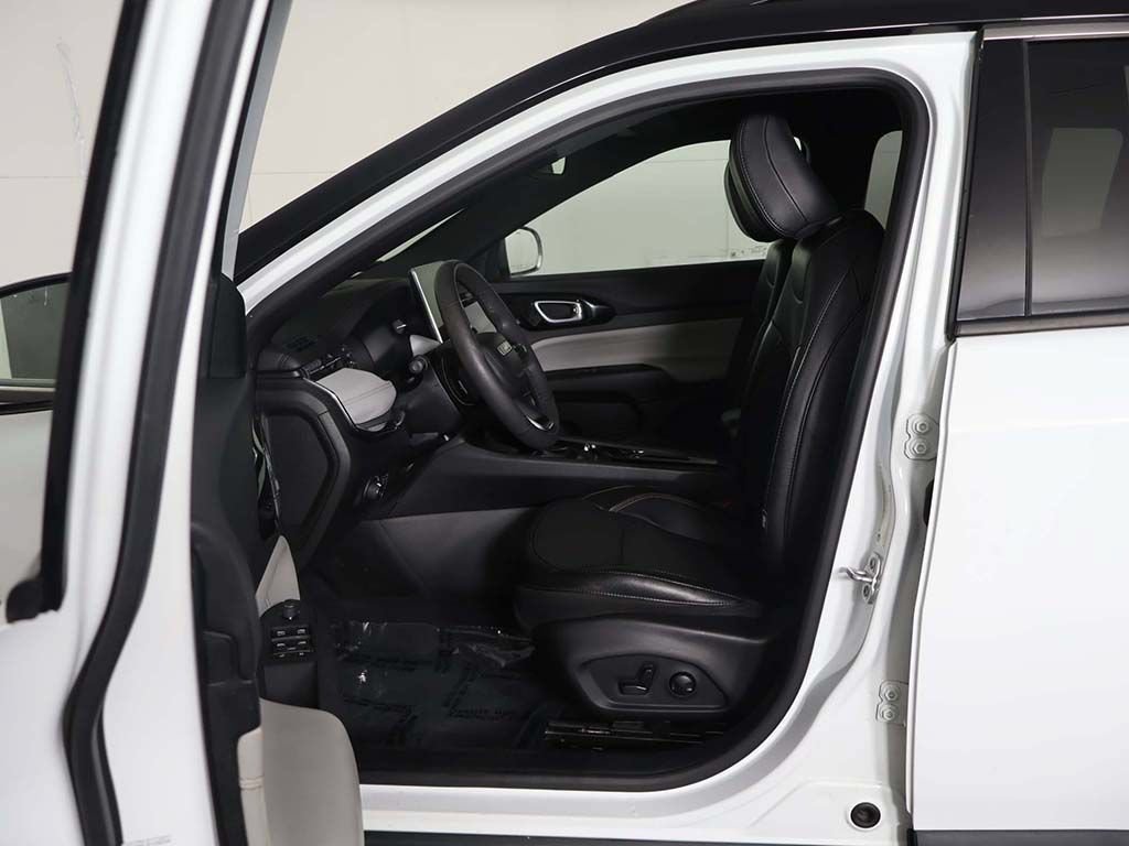Used 2023 Jeep Compass Limited w/ Sun and Sound Group AWD/4WD image 30