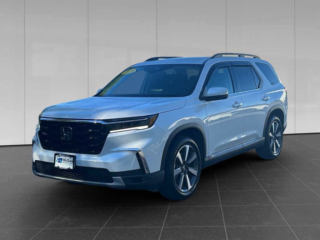 Used 2025 Honda Pilot Touring image 1