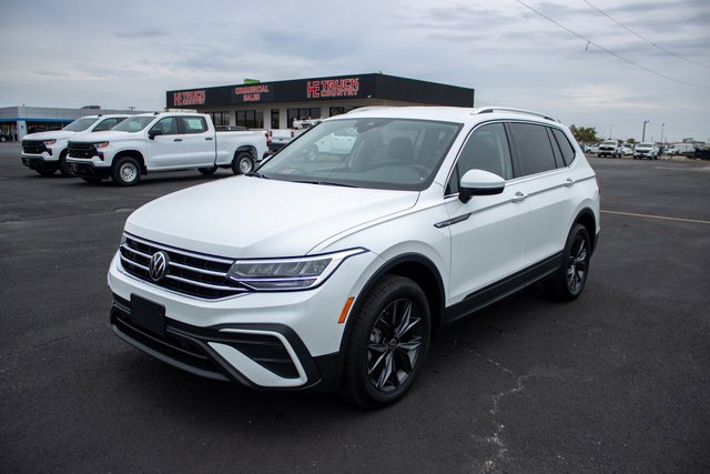 Used 2023 Volkswagen Tiguan SE image 3