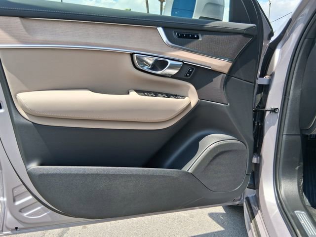 New 2026 Volvo XC90 B6 Plus w/ Protection Package Premier AWD/4WD image 14