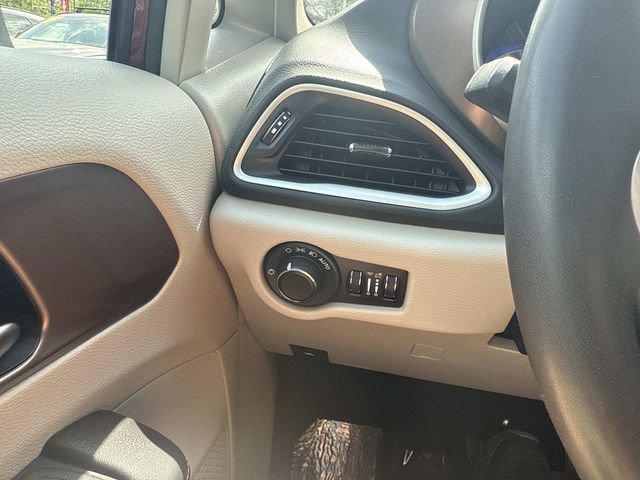 Used 2023 Chrysler Voyager LX FWD image 33