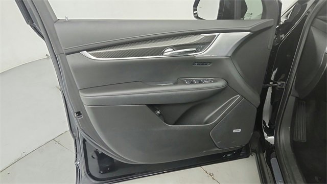 Used 2023 Cadillac XT6 Sport w/ LPO, ONYX Package image 12