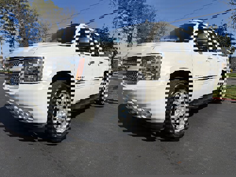 Used 2011 Chevrolet Avalanche LTZ image 5