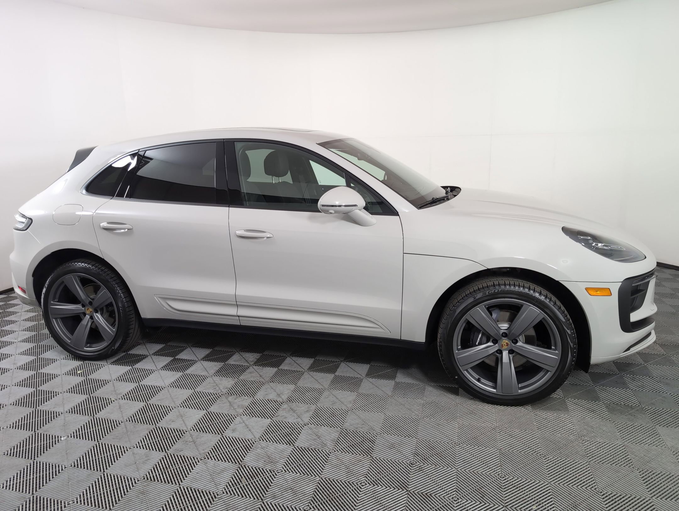 Used 2025 Porsche Macan image 8